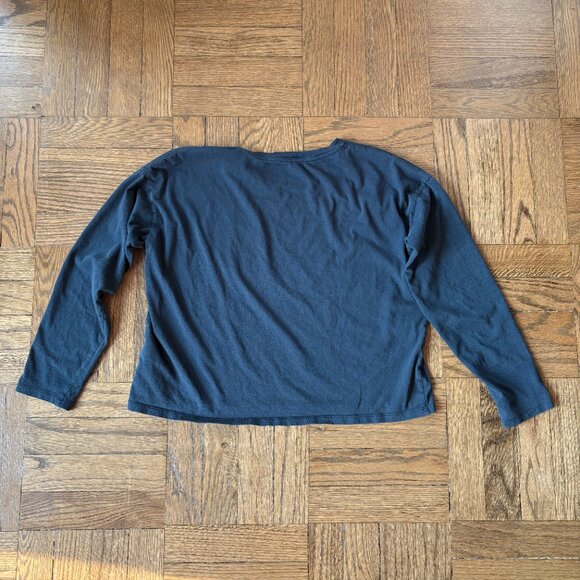 Everlane Long Sleeve Box-Cut Pocket Tee in Washed Black - Picture 2 of 3